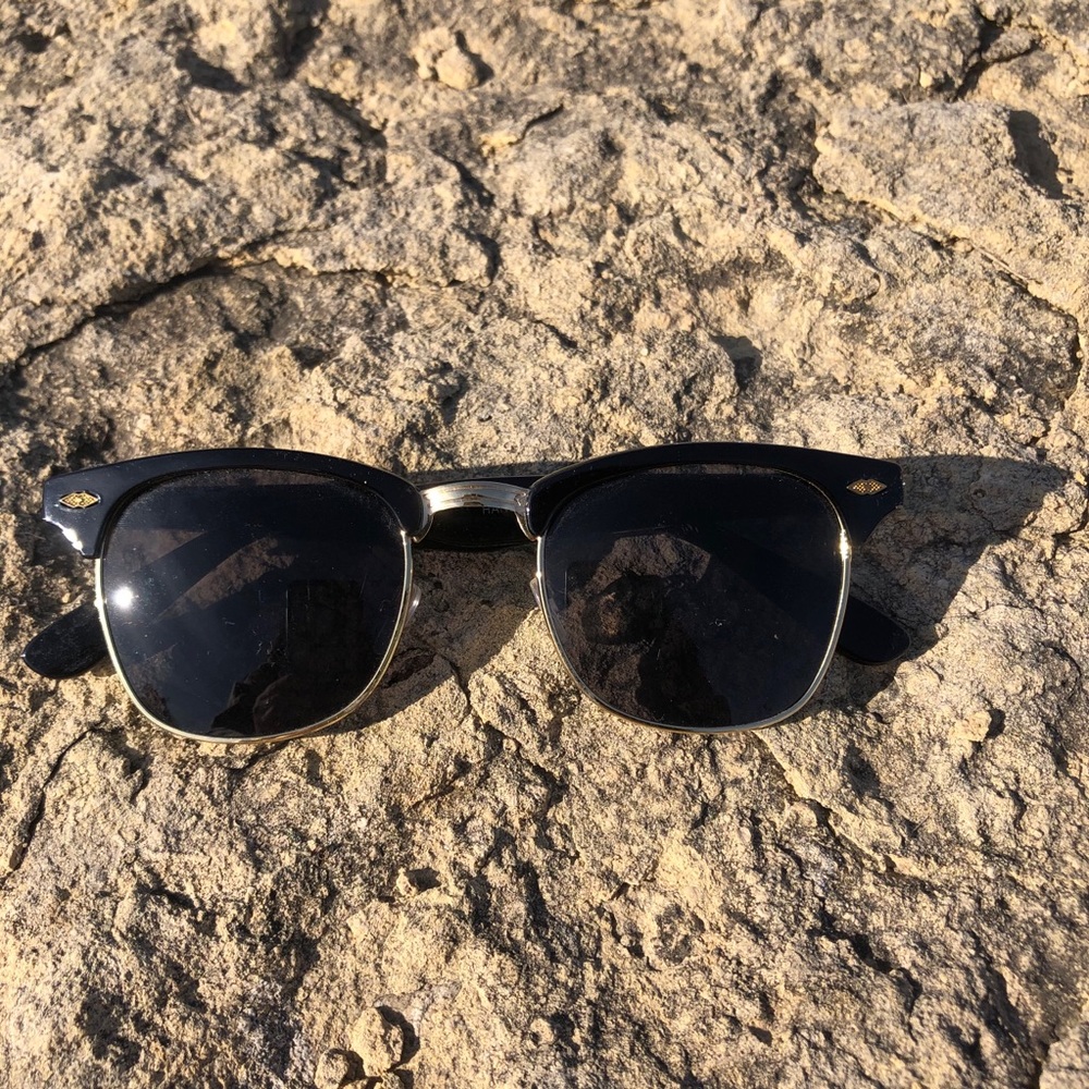 Balck sunglasses with gold details
